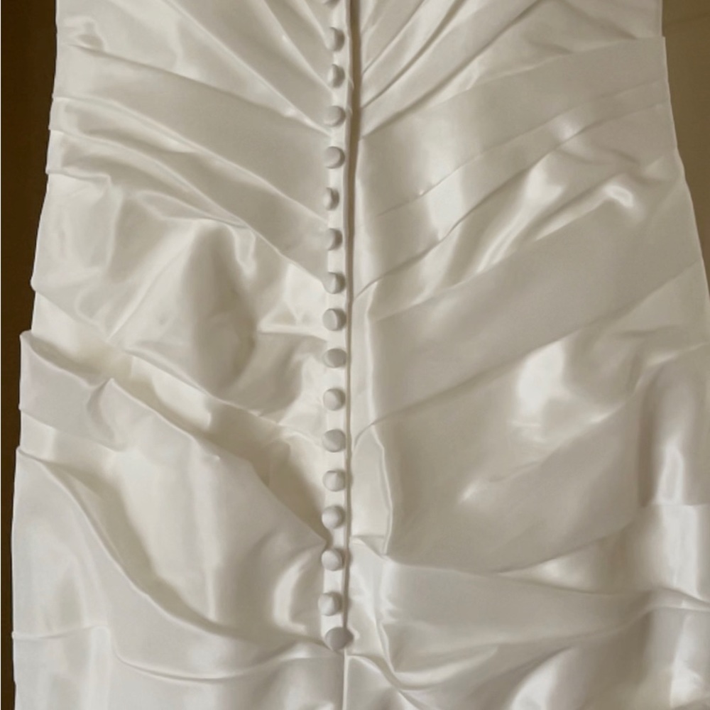 Wedding dress never tried on or worn. Flattering on anyone! - Picture 3 of 3